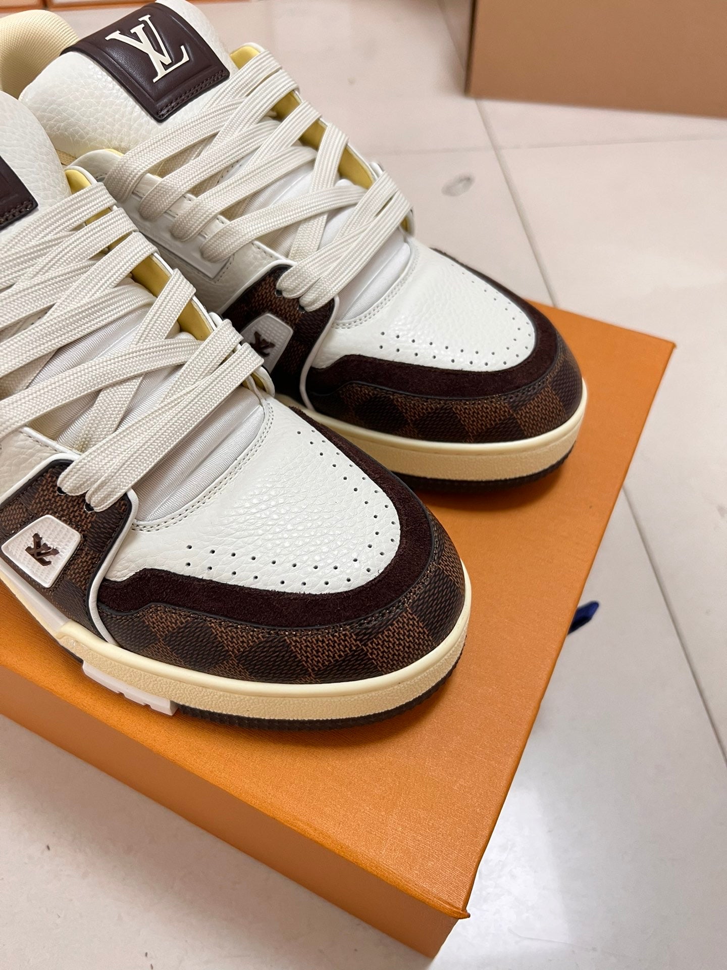 LV TRAINER SNEAKER