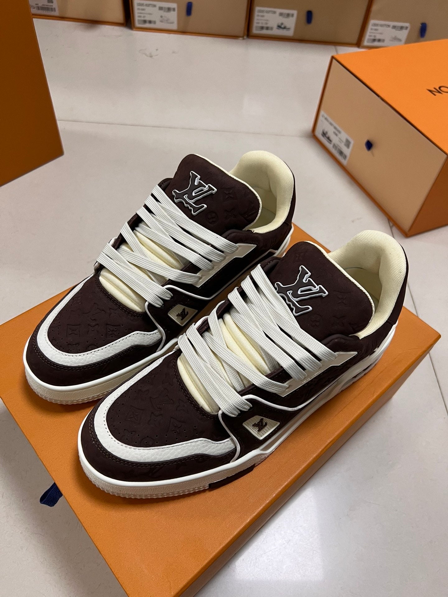 LV TRAINER SNEAKER