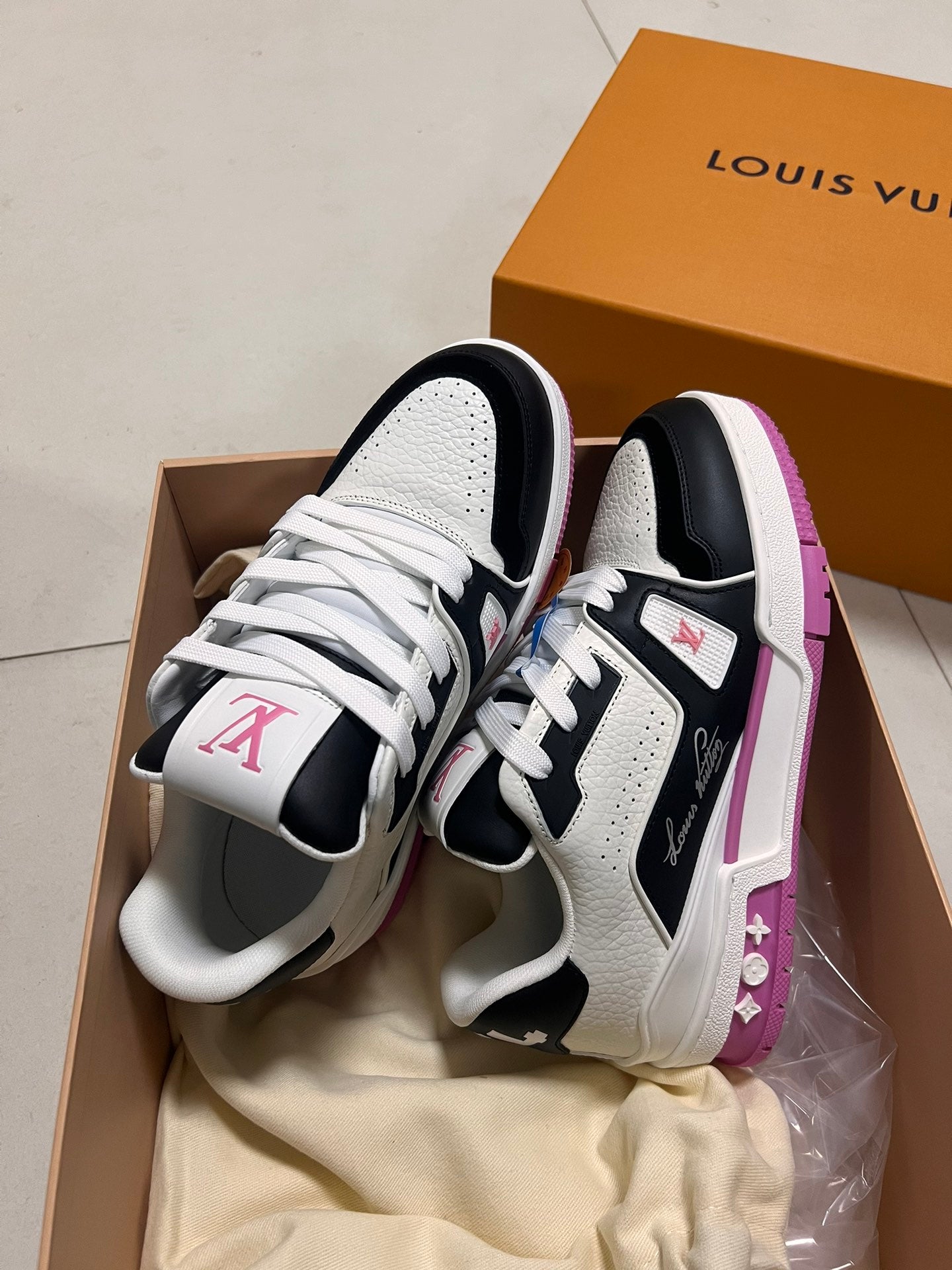LV TRAINER SNEAKER