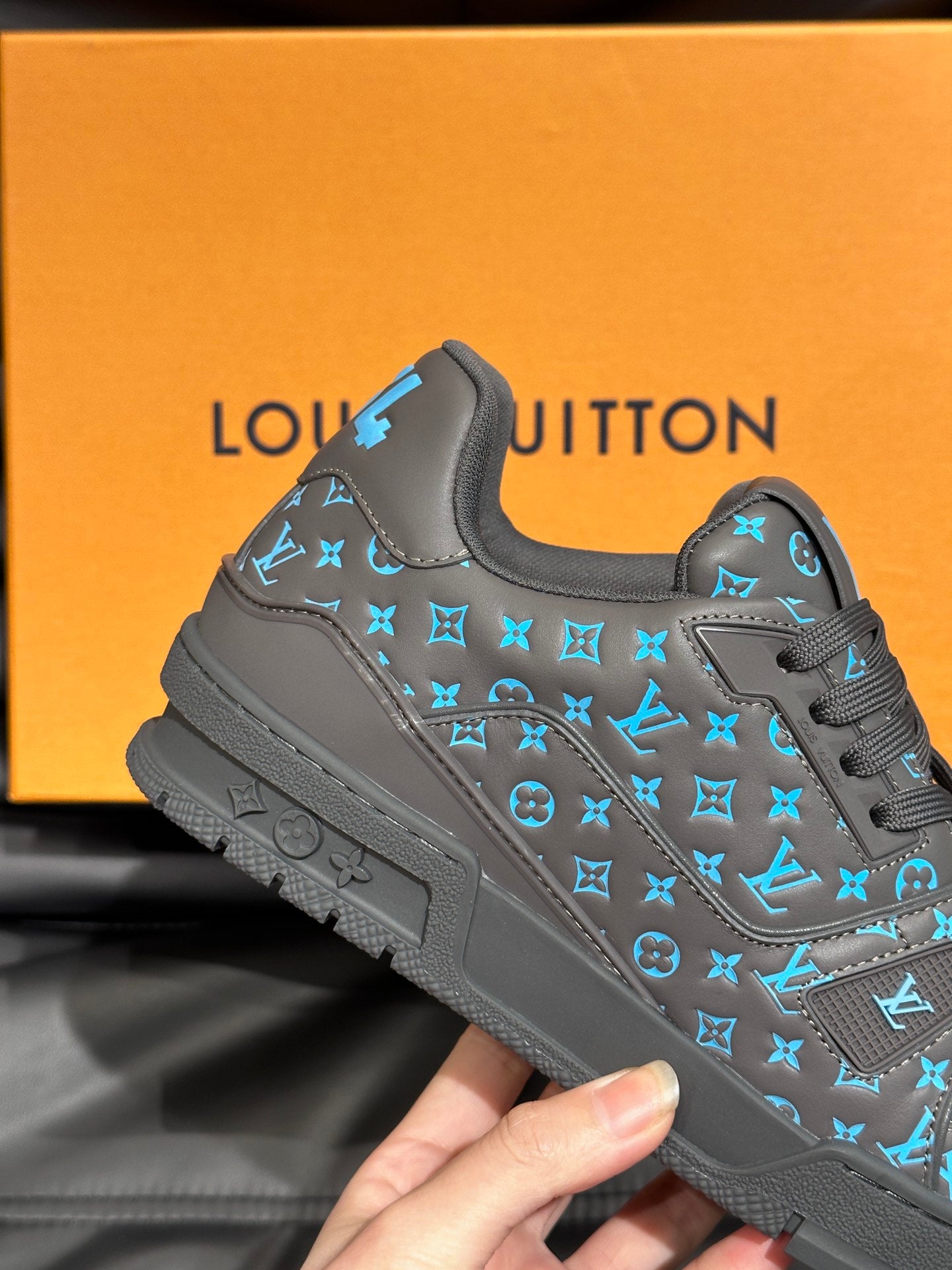 LV TRAINER SNEAKER LIGHT
