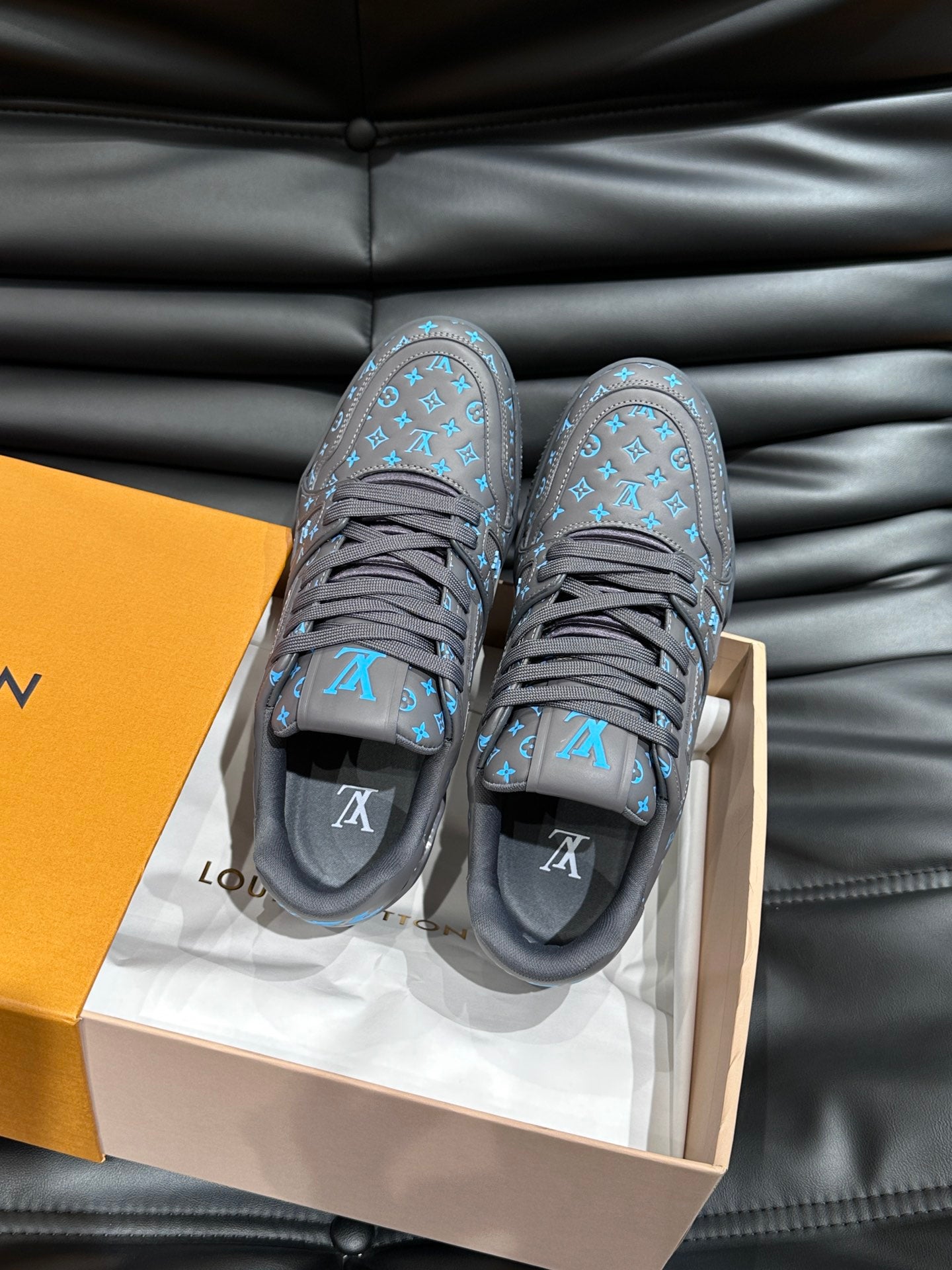 LV TRAINER SNEAKER LIGHT