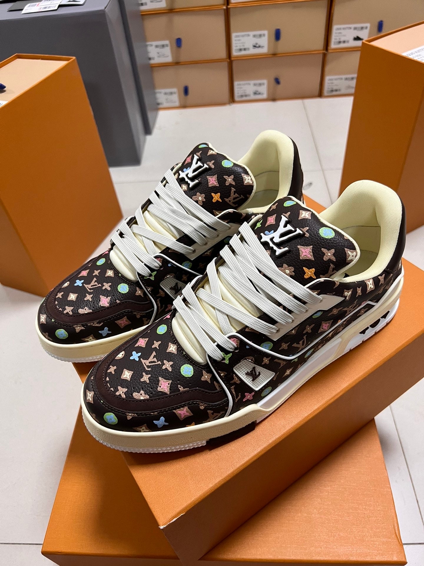 LV TRAINER SNEAKER