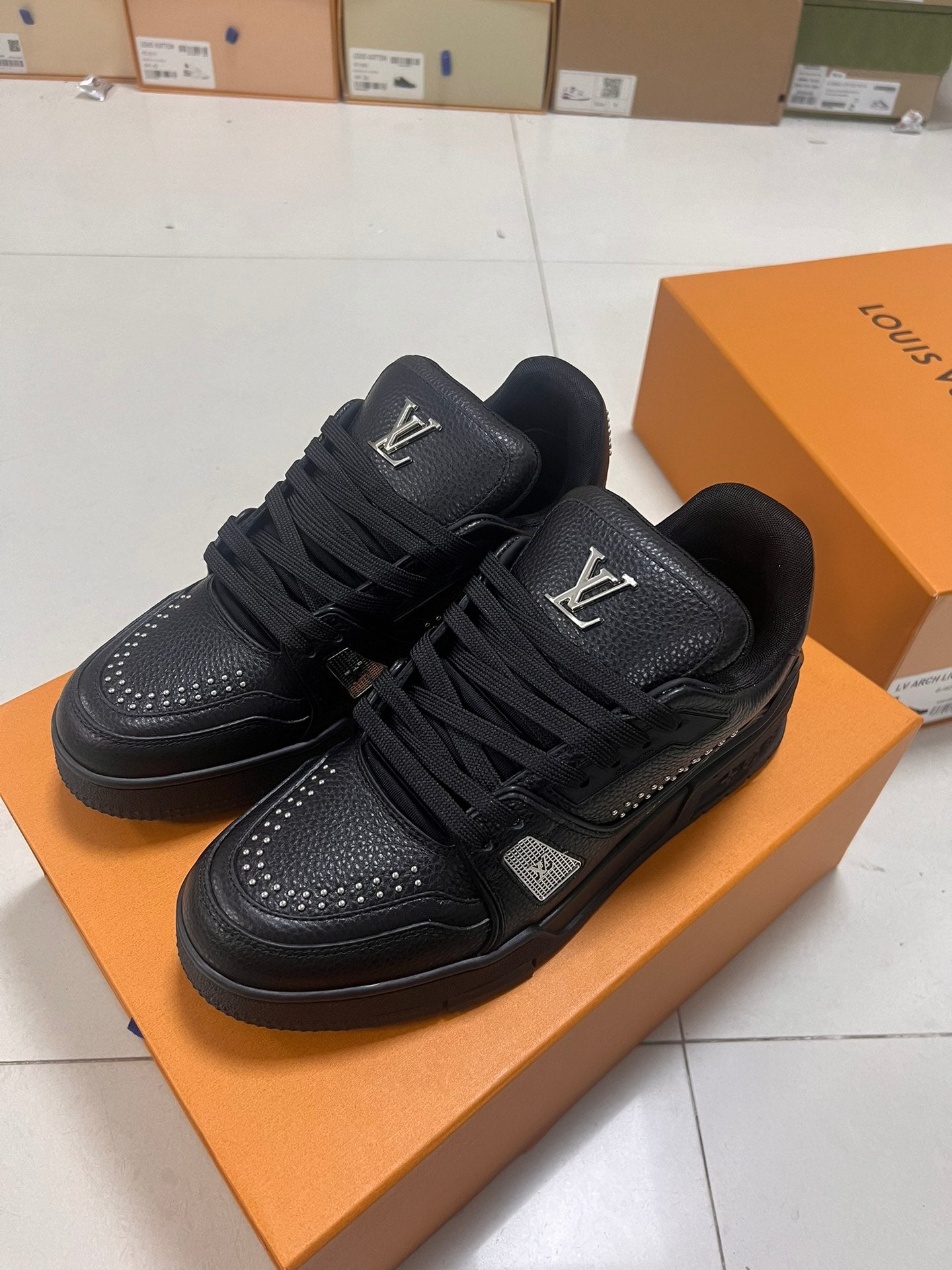LV TRAINER SNEAKER