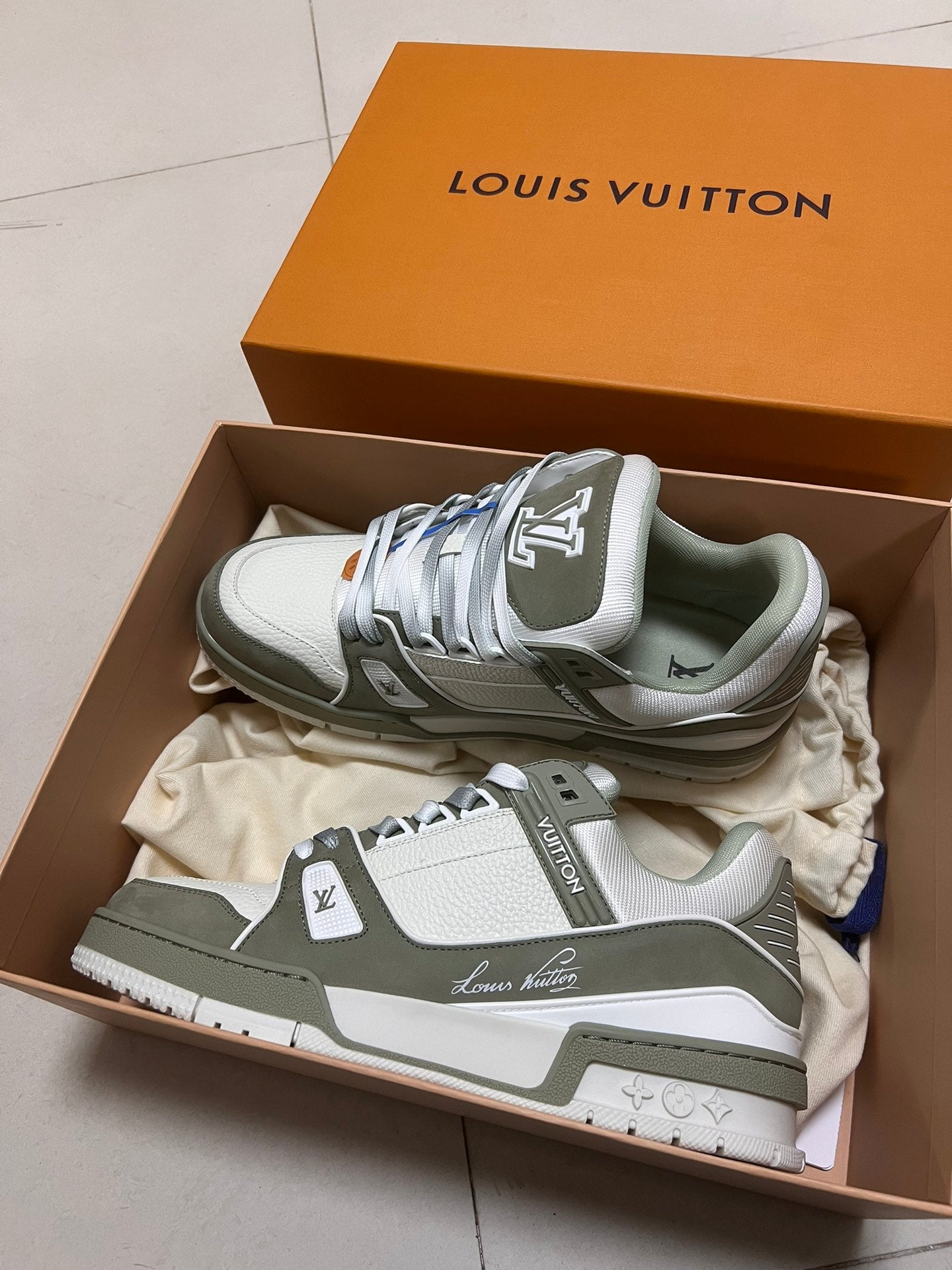 LV TRAINER SNEAKER