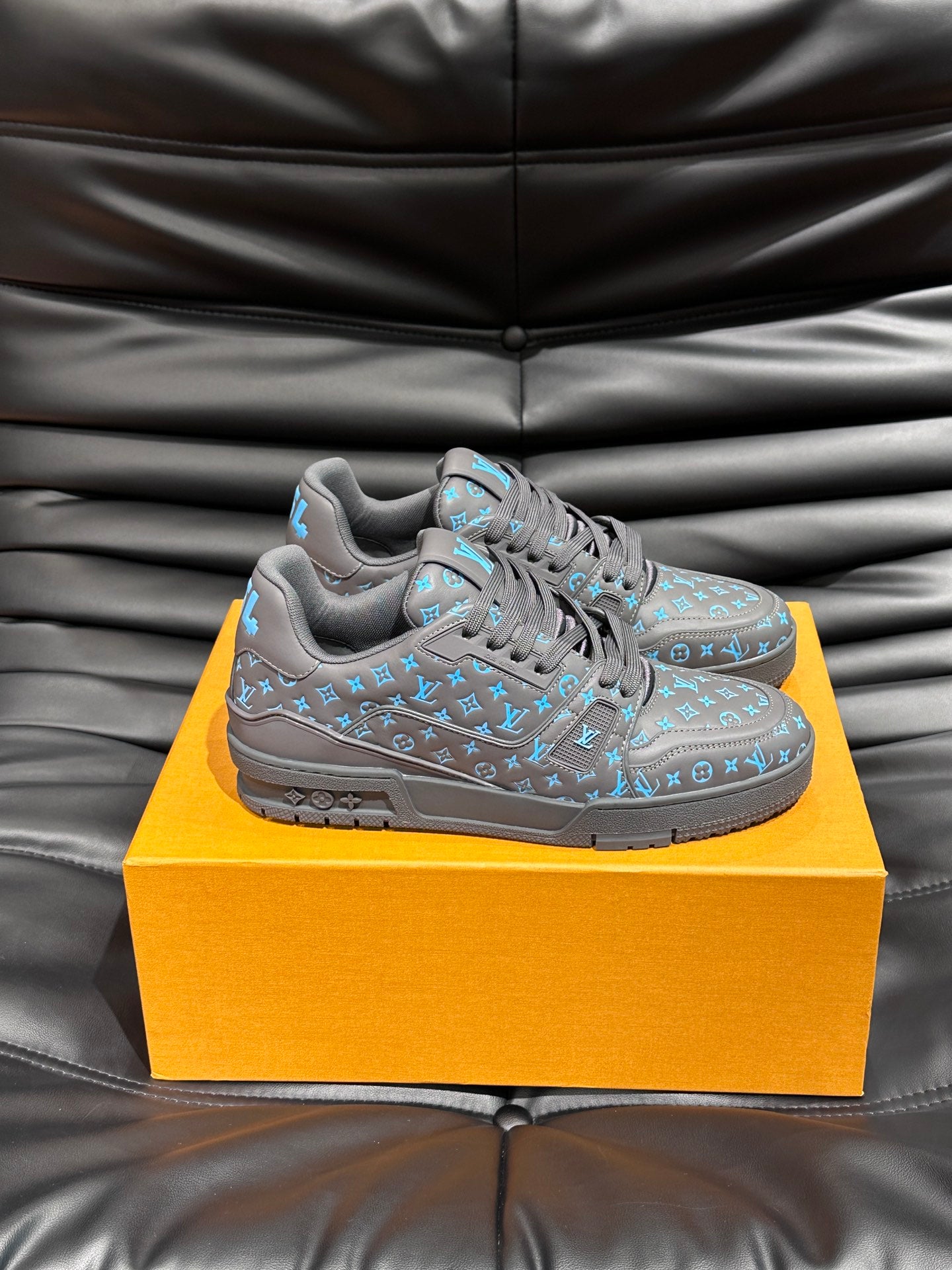 LV TRAINER SNEAKER LIGHT