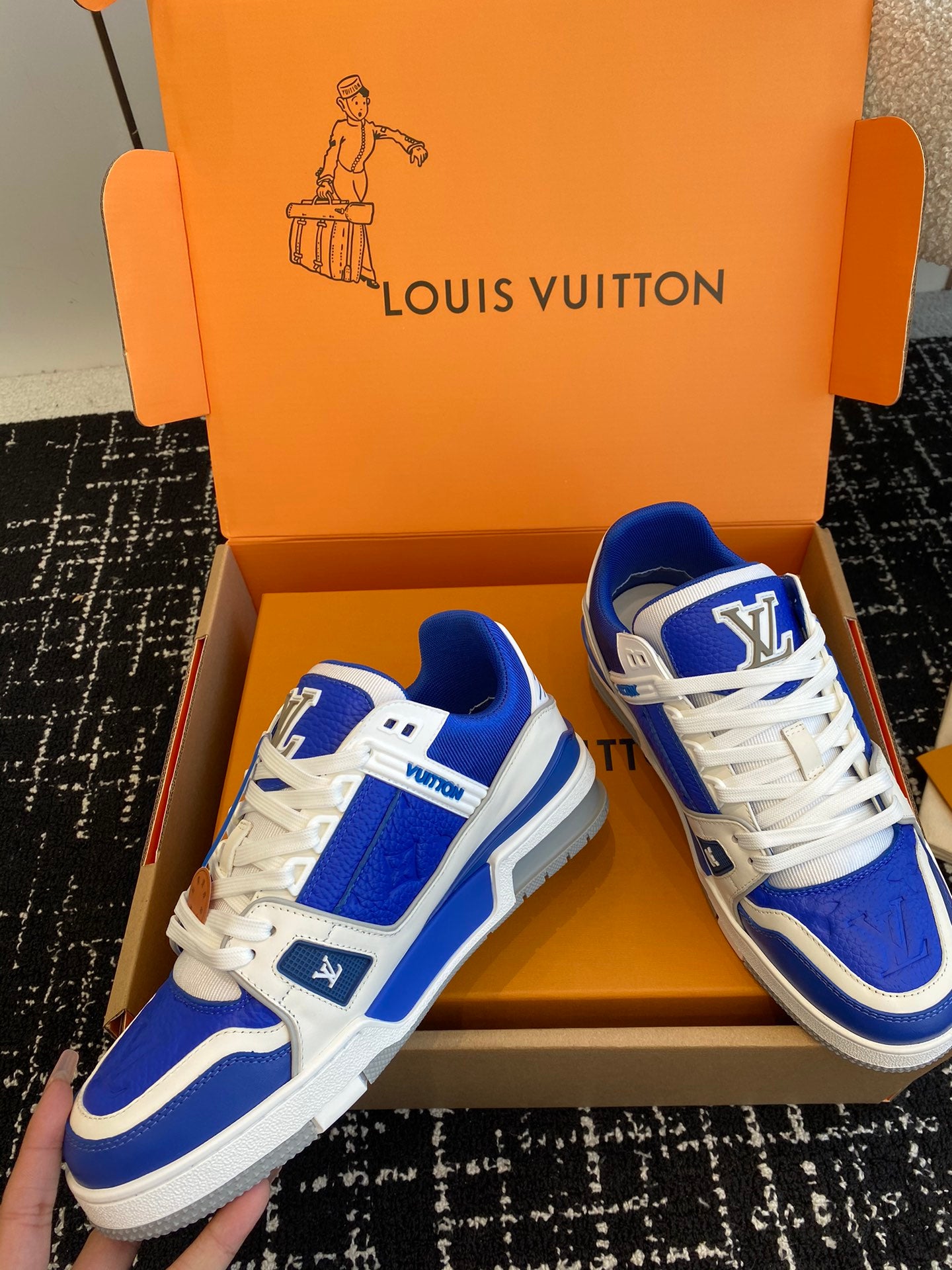 LV TRAINER SNEAKER