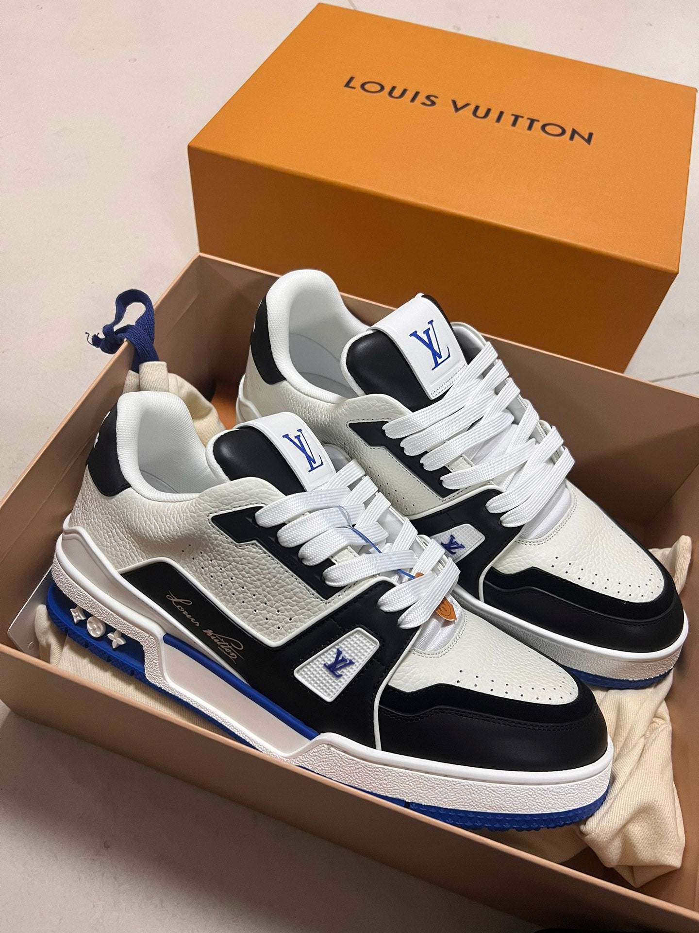 LV TRAINER SNEAKER