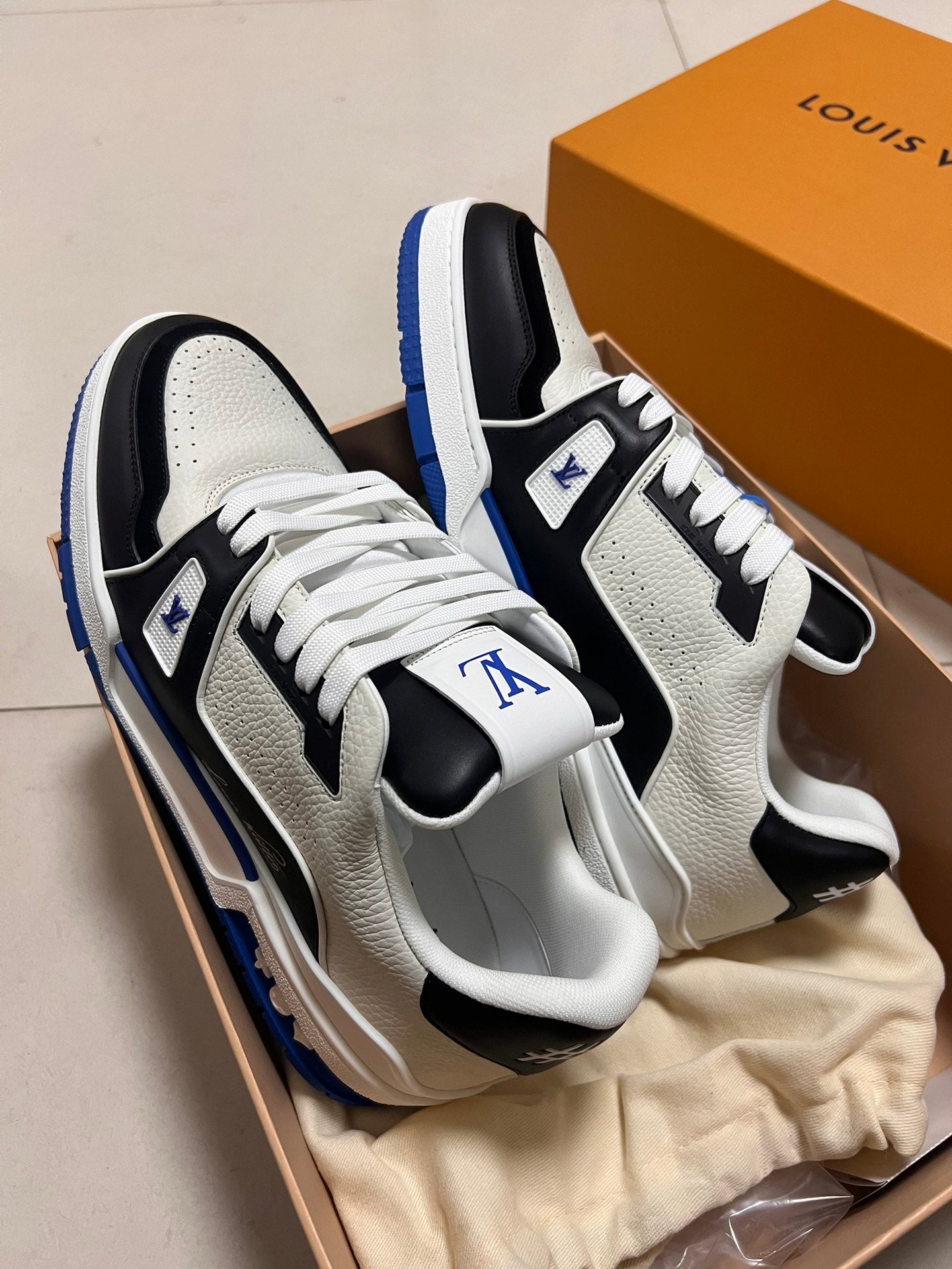 LV TRAINER SNEAKER