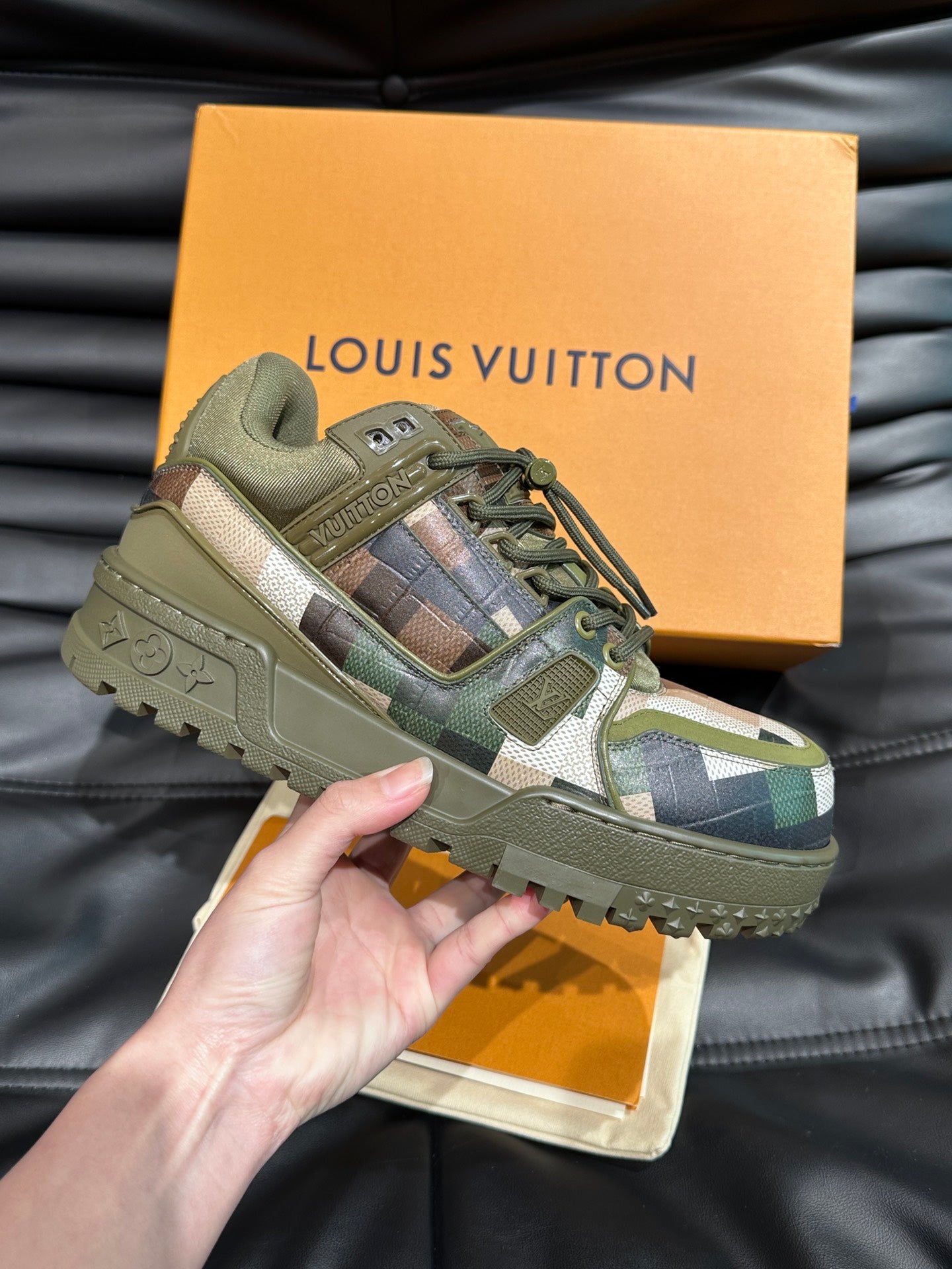 LV TRAINER SNEAKER