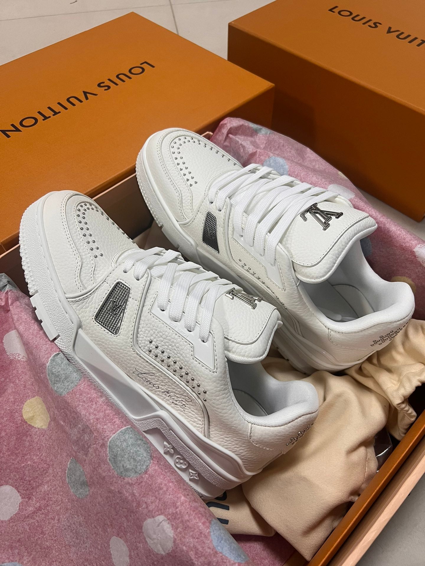 LV TRAINER SNEAKER