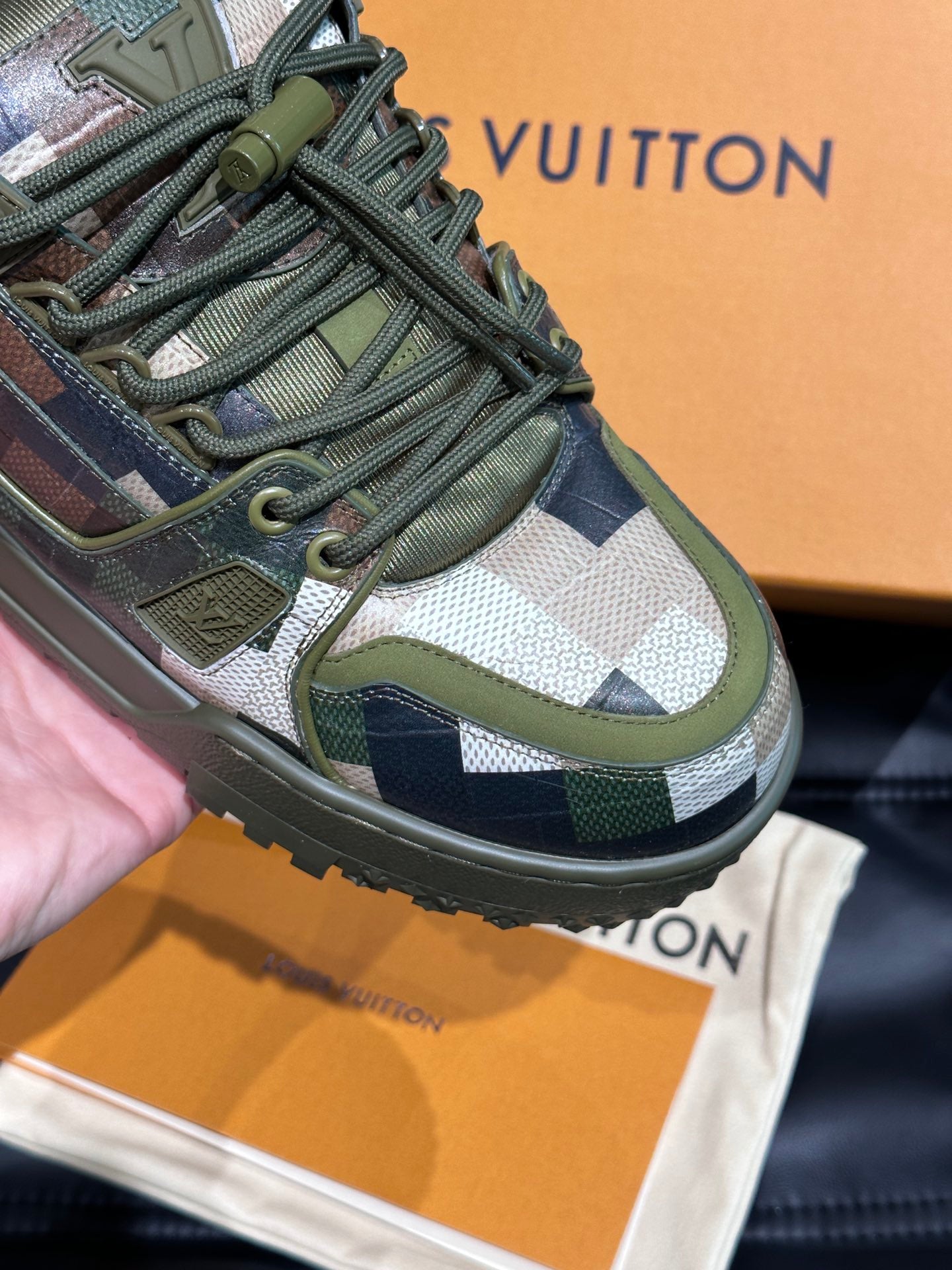 LV TRAINER SNEAKER