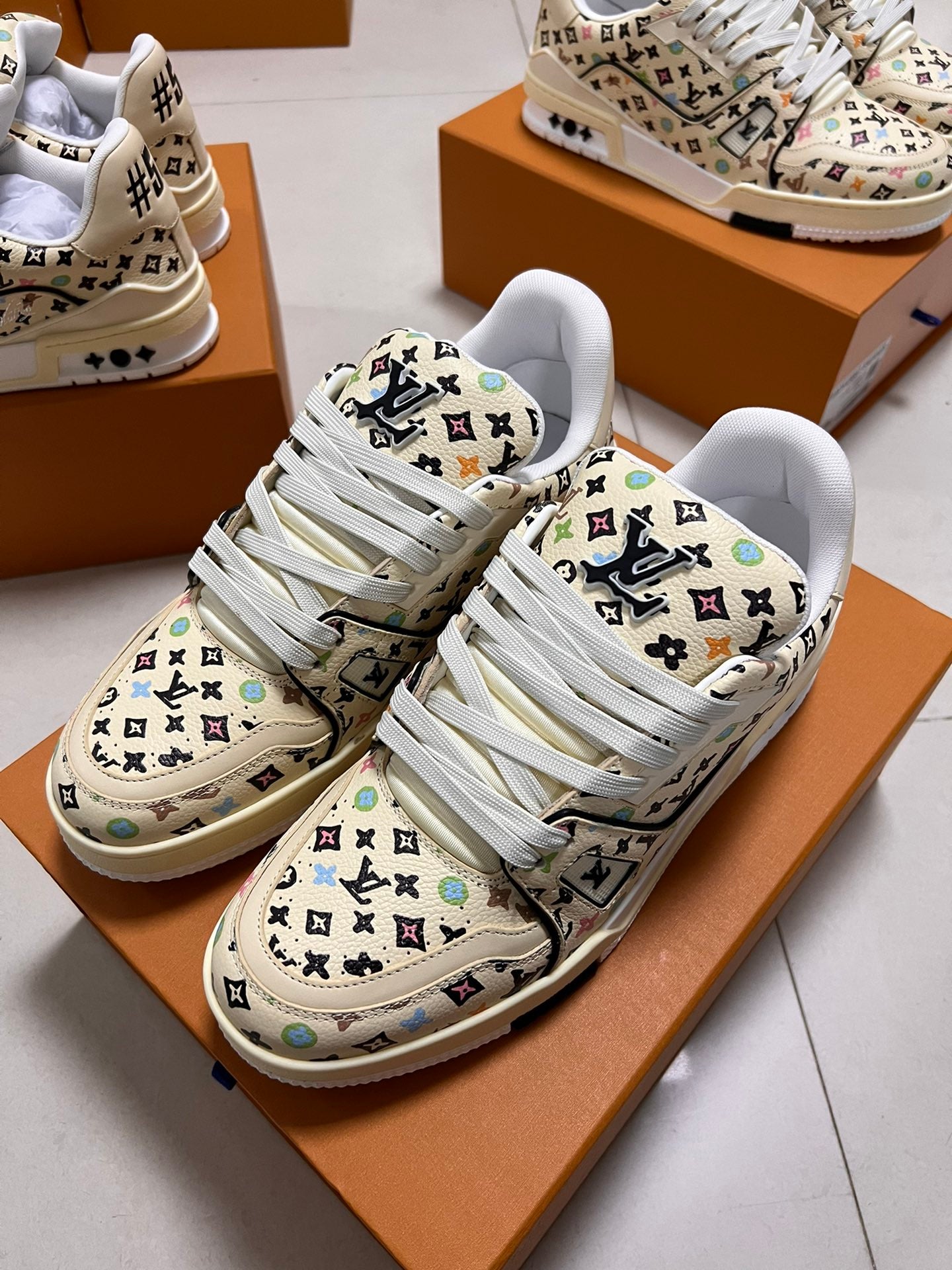 LV TRAINER SNEAKER