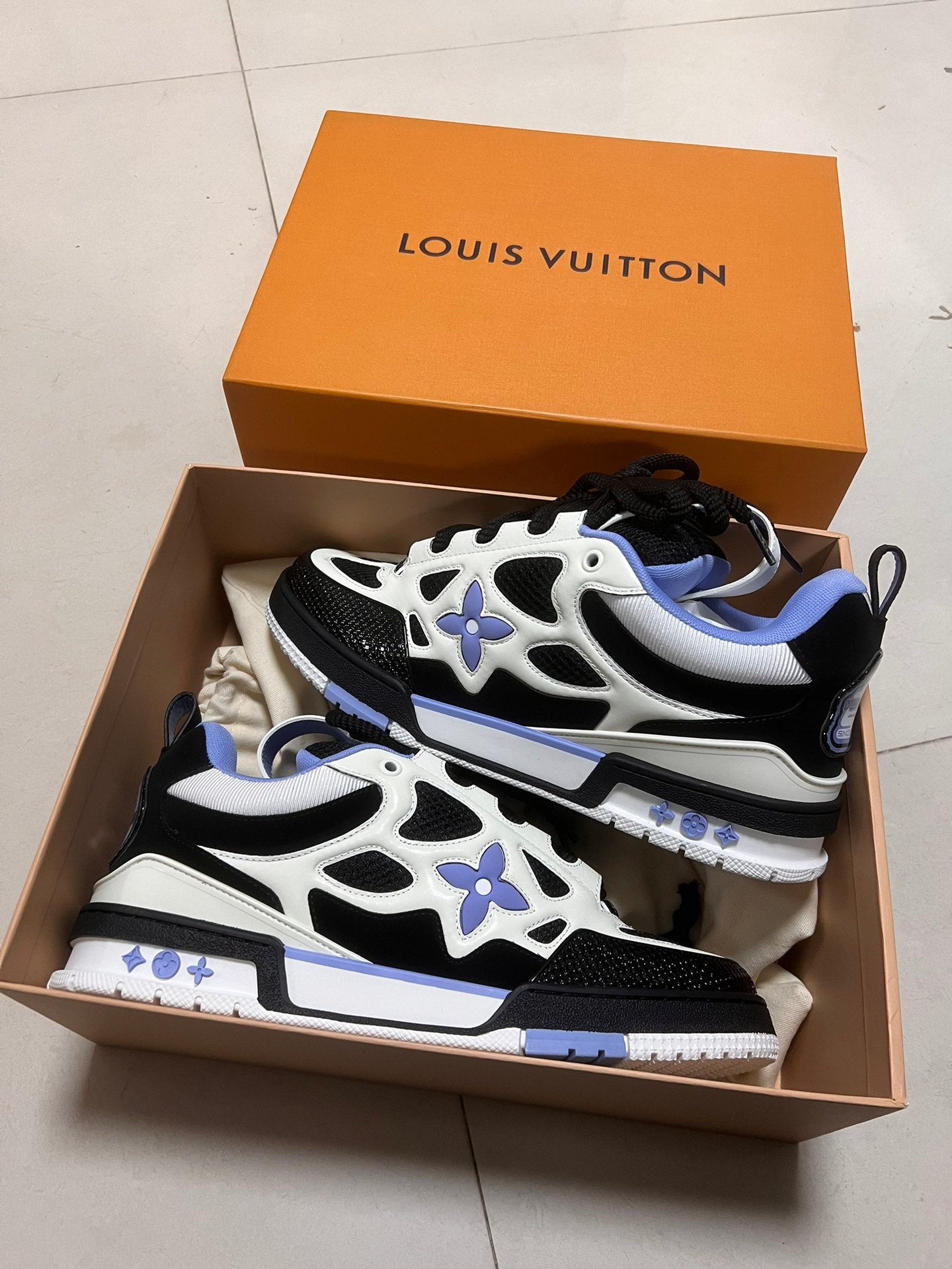 LV TRAINER SNEAKER