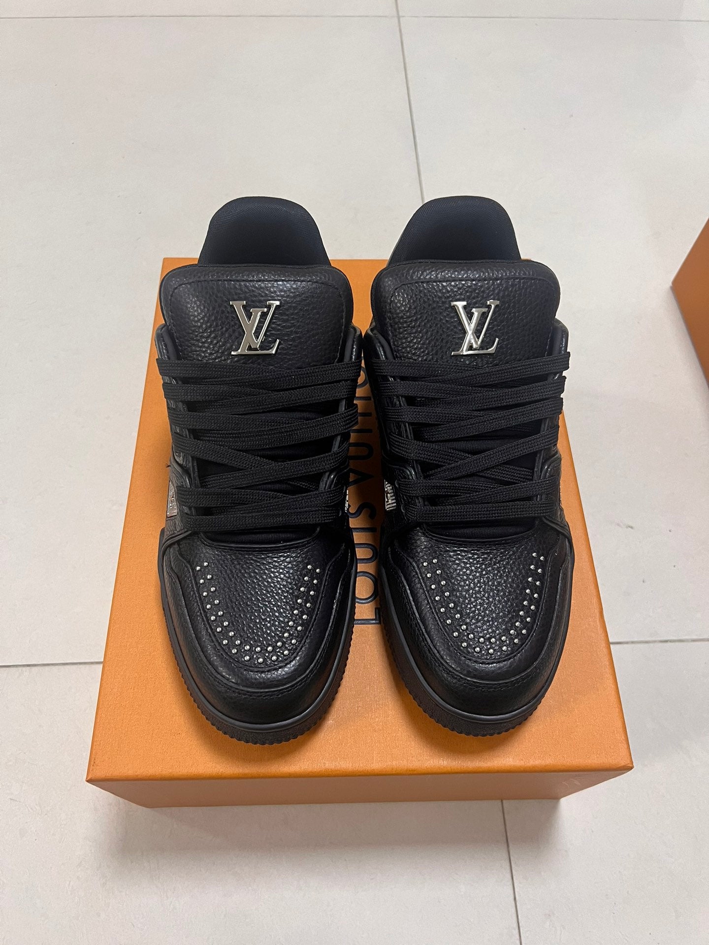 LV TRAINER SNEAKER