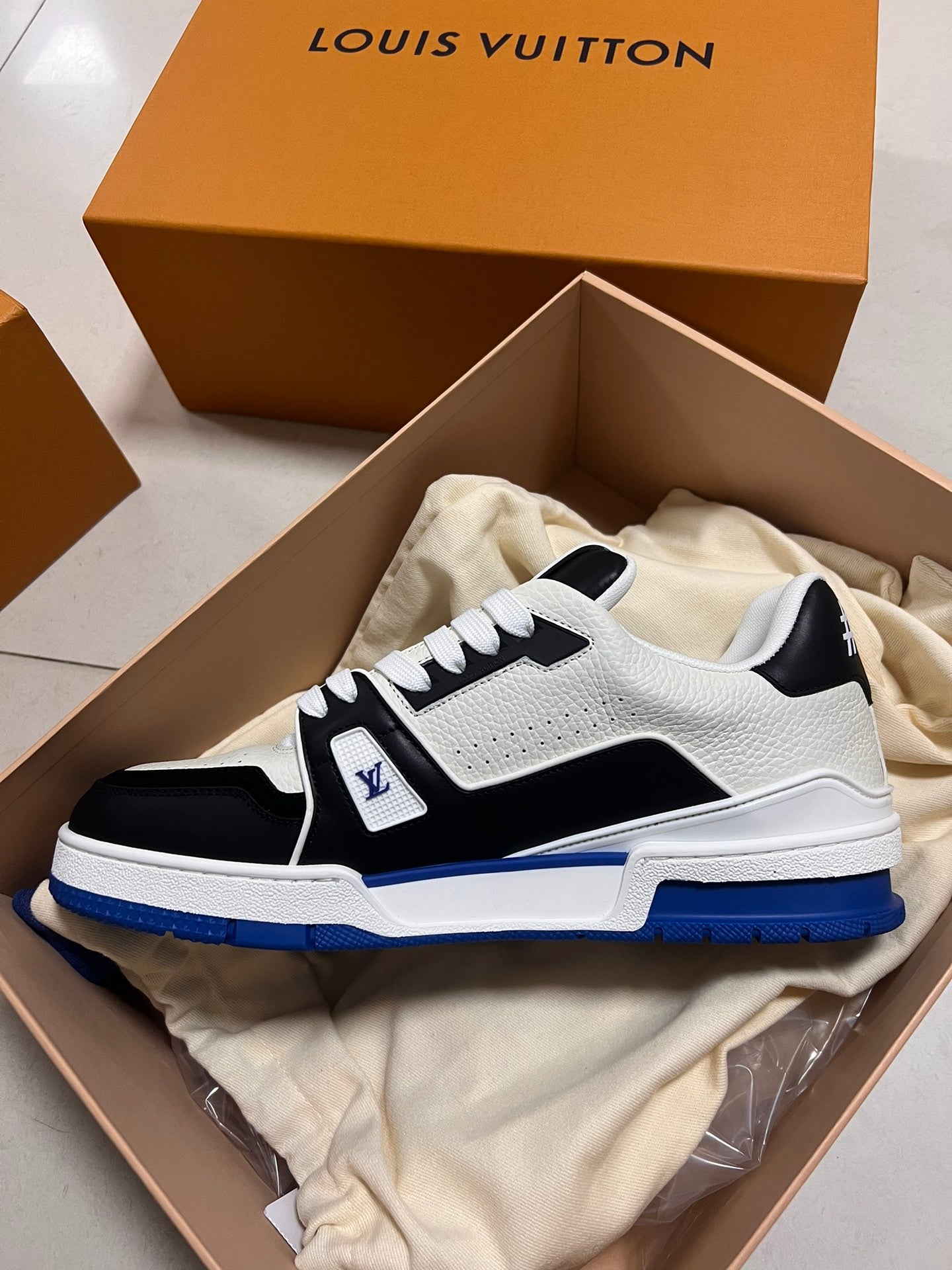 LV TRAINER SNEAKER