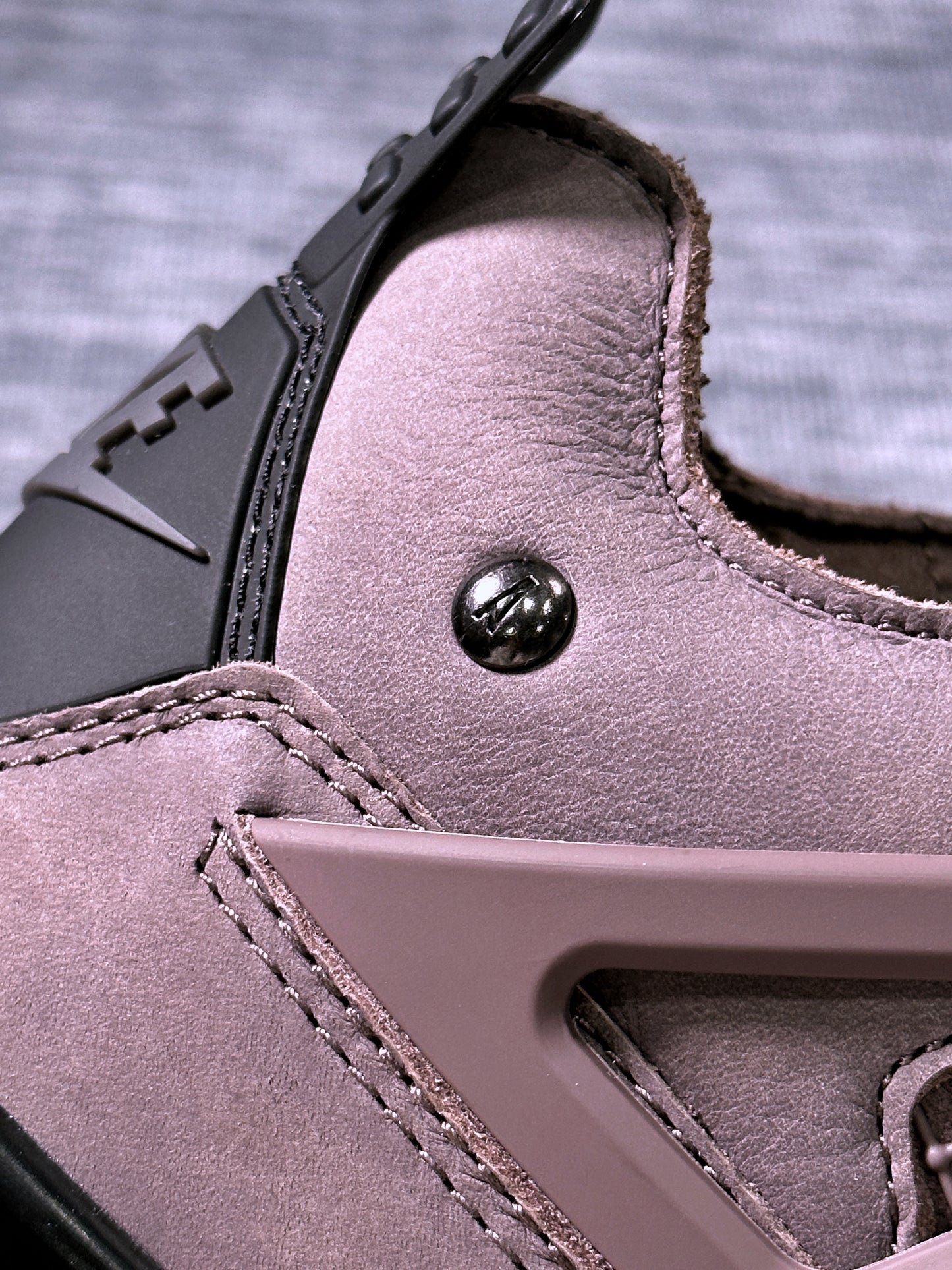 AJ4 A Ma Maniére Violet Ore